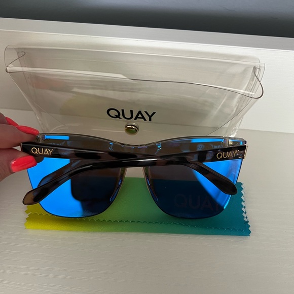 Quay Oversized Sunglasses with Pink Lenses - Picture 3 of 3
